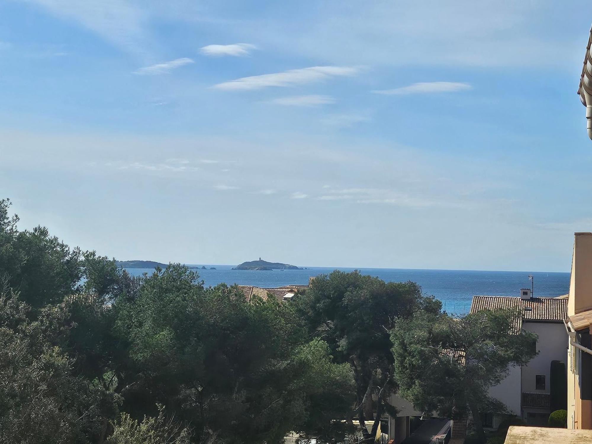 T2 climatisé domaine de la Coudoulière devant la plage, terrasse vue mer au milieu de la pinède au calme sans vis à vis dernier étage Six-Fours-les-Plages Habitación foto